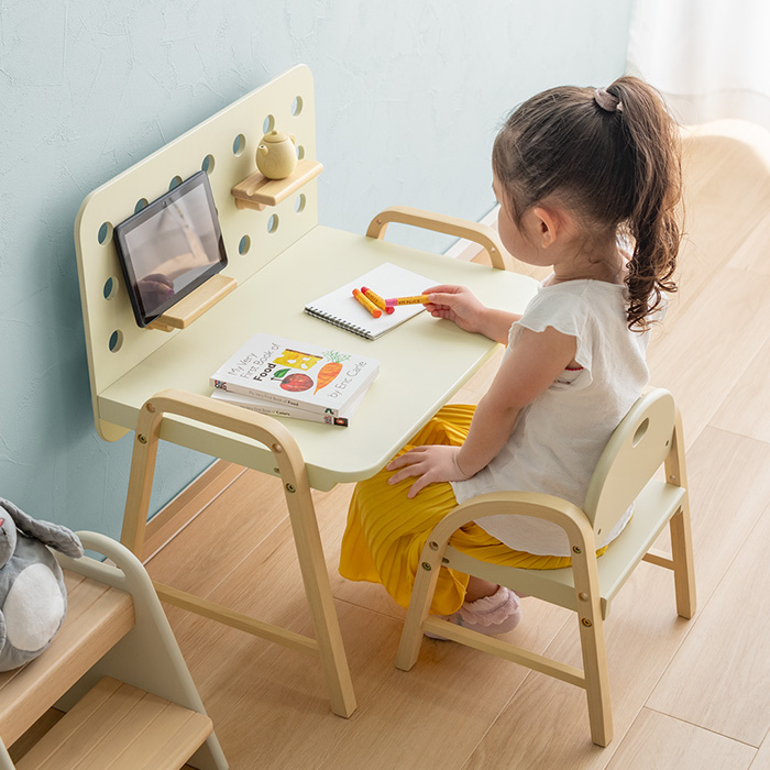 幼児用　学習、お絵描き、作業机【クリーニング済】【おまけ付き】