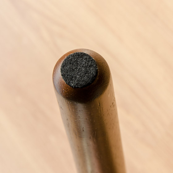 脚部底面にはフェルト付き