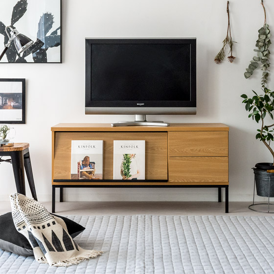 ほかの家具と統一感のあるデザインのテレビ台