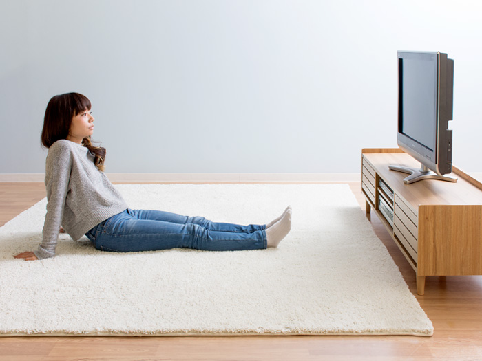 床に座ってテレビを見る