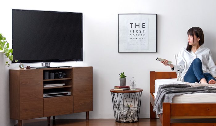 【寝室に置くテレビ台の選び方】テレビが見やすい高さやおすすめアイテム10選を紹介