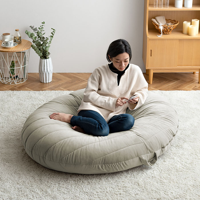 ラウンド型のクッションソファ