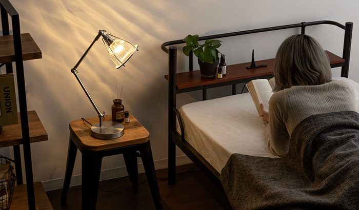 寝室にぴったりのサイドテーブル・ナイトテーブル5選 – インテリア家具通販店が選び方を解説