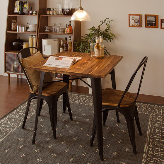 カフェのような空間を演出する「温かみのあるダイニングテーブル」