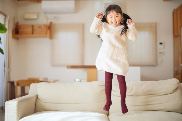 子どもがソファでジャンプする