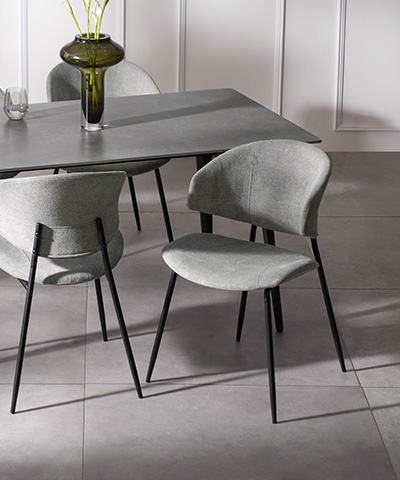 掛けて浮かせられるダイニングチェア SELMO